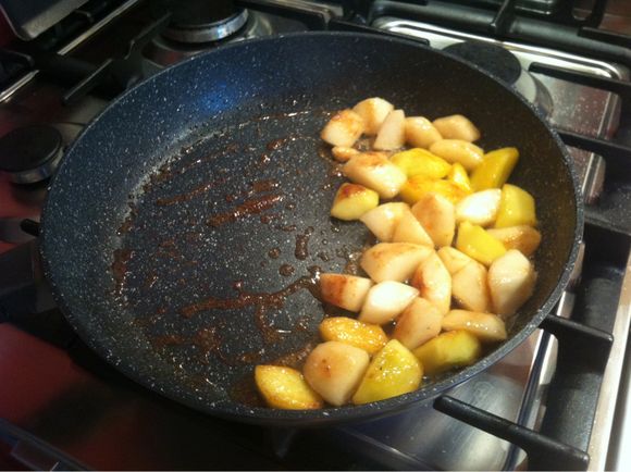 Pommes et poires au caramel salé, test de la poêle au revêtement pierre.