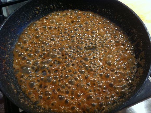 Pommes et poires au caramel salé, test de la poêle au revêtement pierre.