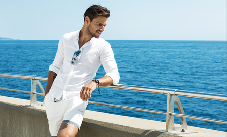 Handsome man wearing white clothes posing in sea scenery_106056280_XS